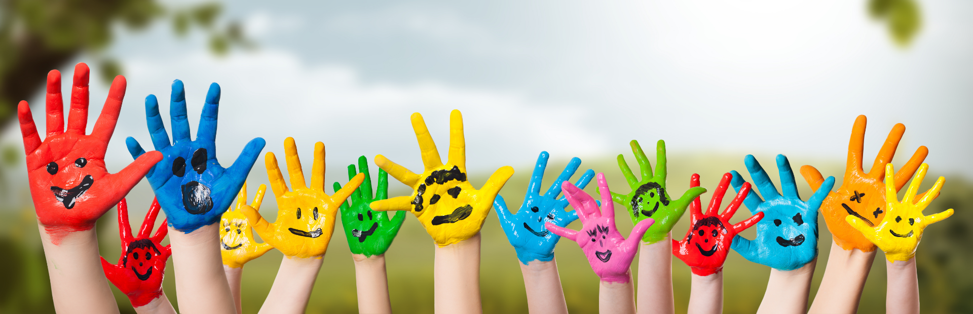 Mit lächelnden Gesichtern bemalte Kinderhände